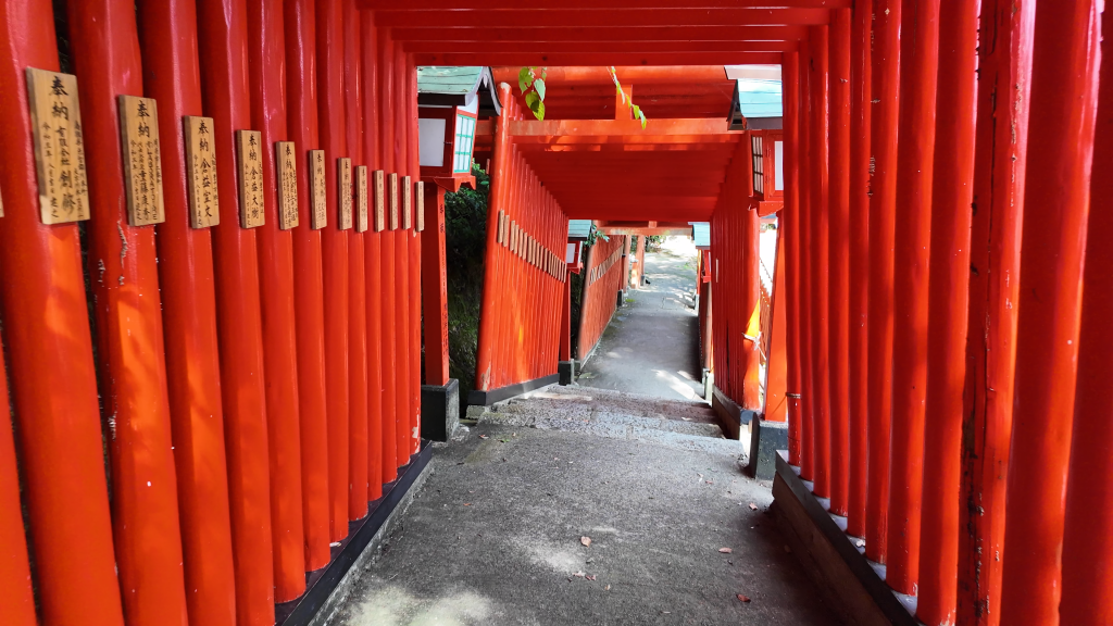 津和野城跡旁太鼓谷稻成神社的鳥居步道