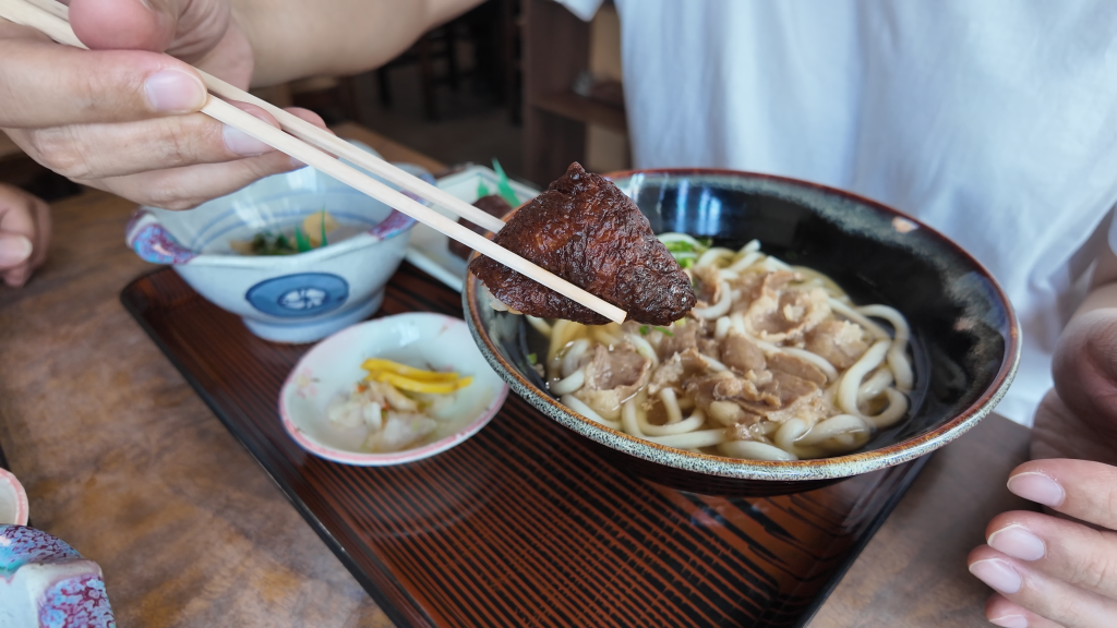 津和野城跡旁美松食堂黑稻荷壽司